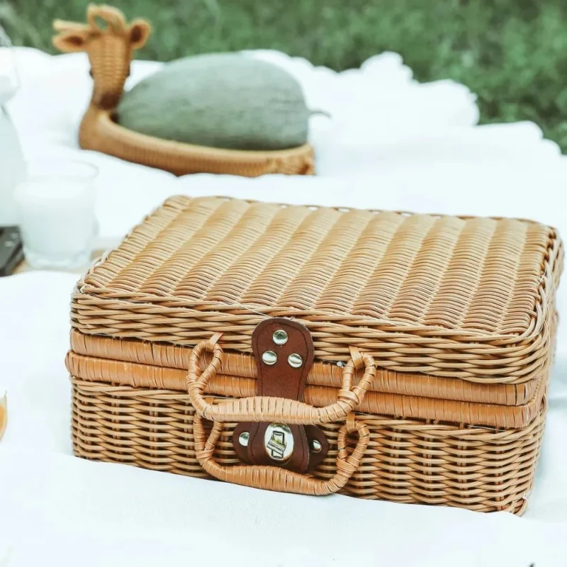 Vintage Wicker Picnic Basket with Secure Latch for Outdoor Dining and Storage - Image 4